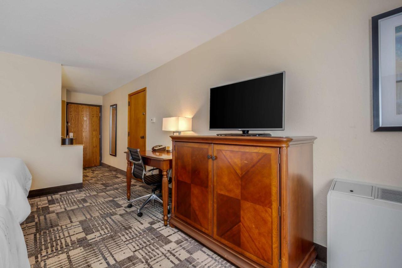 Queen Room Two Queen Beds Pool View First Floor or Non-Smoking